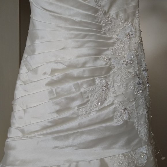 NWT Bonny Style 122 Wedding Gown Size 6 - Picture 7 of 8